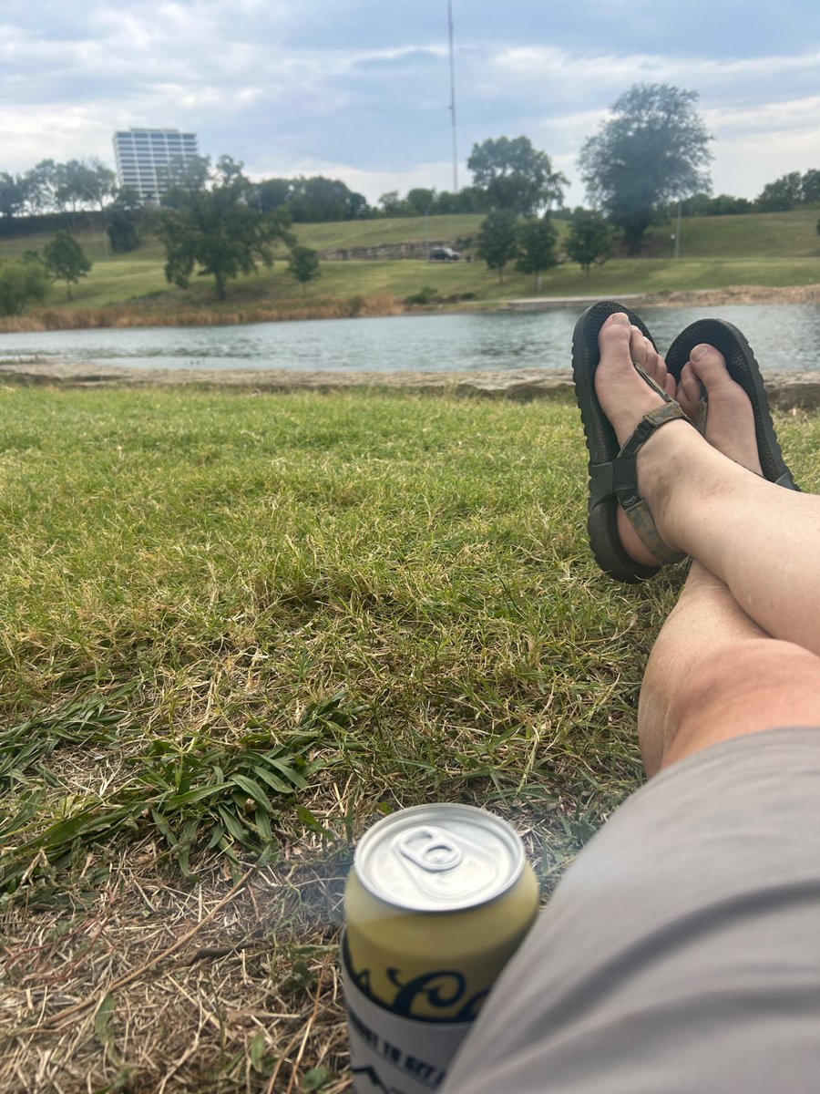OneEyedz's tweet photo. #MondaysOff Between sleeping in, coffee, brunch, grocery hike, lunch with book reading & vid watch’n mixed in didn’t make it to the #hammocktime spot early enough to bother with unpacking the hammock.
Ya know. Some ground sitting podcasts listen good times. https://t.co/cLWe9g319w