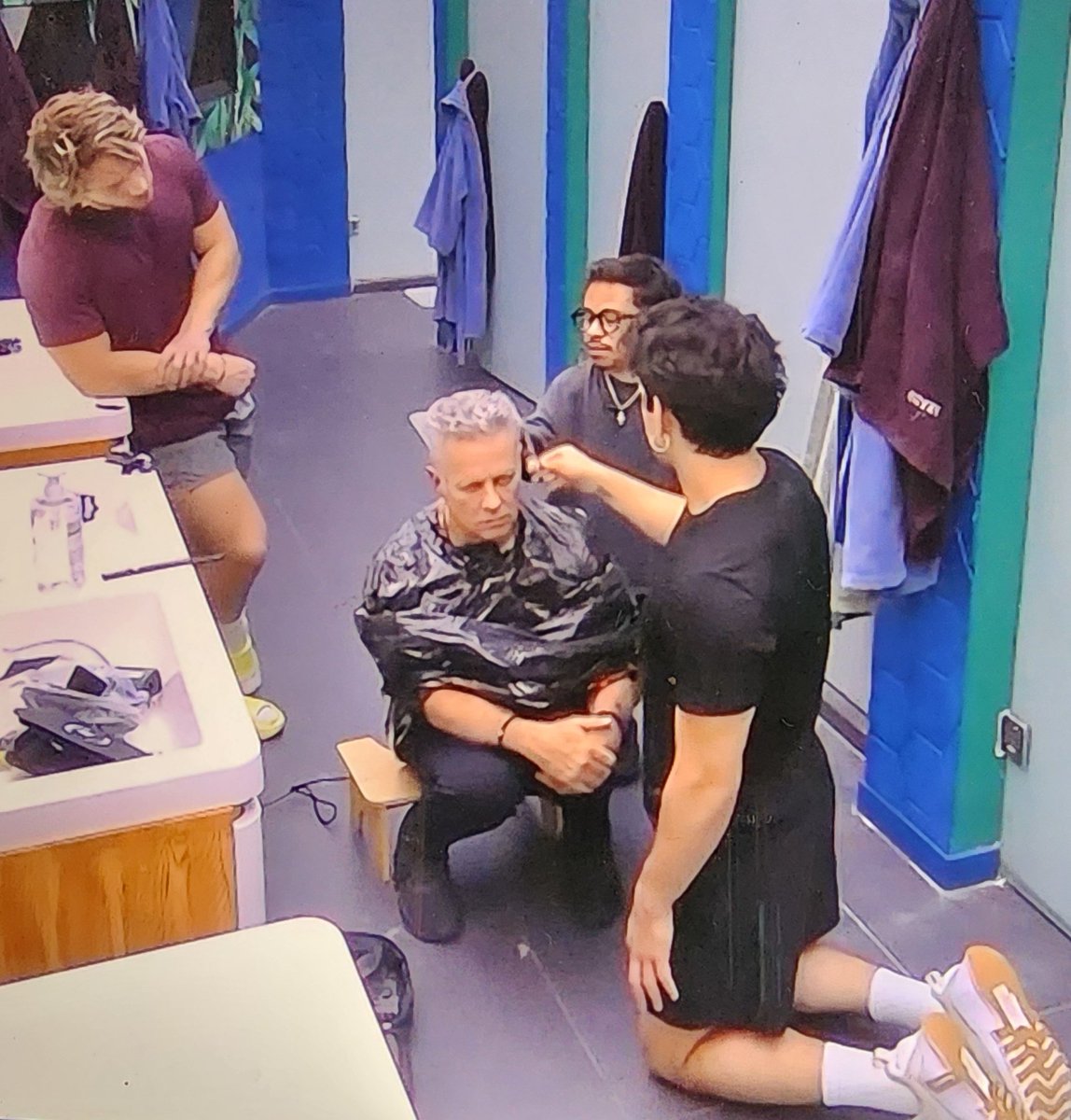 Darle su lugar a Abelito y ser inclusivos, no siempre es ponerle un banquito, es saber que muchas cosas se pueden hacer a su altura sin problema... se adaptan a él, porque no siempre es obligatorio que el que se adapte a todo sea él. Bien por ellos 👏 👏 
#LaCasaDeLosFamososMx