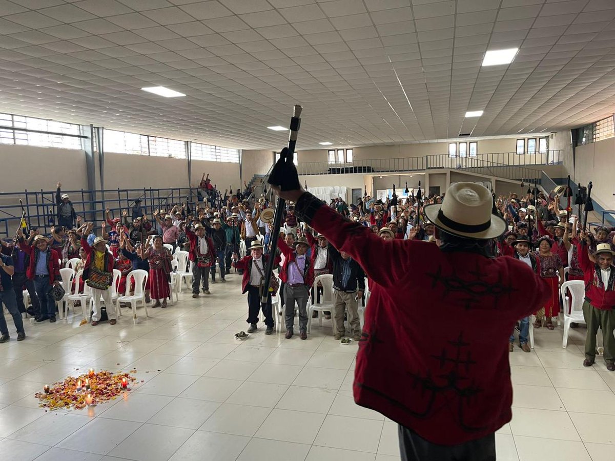festivalesgt's tweet photo. #URGENTE 🚨 | Las autoridades indígenas ancestrales del pueblo Maya Ixil (Nebaj, Chajul y Cotzal) emitieron una declaración este 8 de septiembre en la que:

🔴 Denuncian la criminalización del MP y jueces contra autoridades ancestrales y líderes indígenas.
🔴 Rechazan que el ejercicio de sus derechos constitucionales sea tratado como delito.
🔴 Exigen al Ejecutivo y al OJ demostrar con hechos su independencia, objetividad y transparencia.
🔴 Señalan que no son organizaciones criminales ni terroristas, sino defensores de la democracia y del bien común.
🔴 Responsabilizan al sector privado por impulsar funcionarios ligados a la corrupción e impunidad.

 “Los pueblos y autoridades indígenas no obstruimos la justicia, la facilitamos. Quienes la obstaculizan ya están individualizados y hasta vetados en más de 40 países”, aseguran.