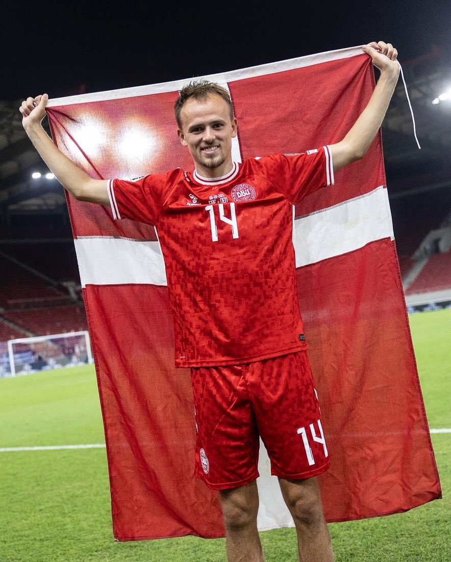 🇩🇰 Kampens Spiller 🇩🇰

For anden kamp i streg har de danske fans stemt på Mikkel Damsgaard som Kampens Spiller 💪🏼

Og sikke en kamp med mål og flere gode aktioner fra vores dynamiske midtbanespiller. Derfor fik han over 50% af stemmerne 👏🏼

Sådan, Dams!

#ForDanmark