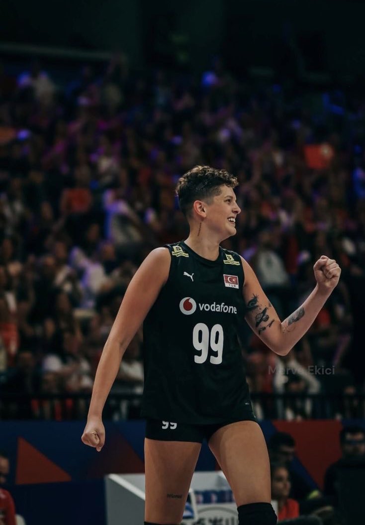 Ay yıldızlı formayı giydiğin günden bu yana hiç şüphem yok ki elinden gelen en iyisini yaptın. Finale kadar uzandığımız bu yolda emeklerin görmezden gelemeyeceğimiz kadar çok ve finalde de terlettiğin bu formayla ülkemize büyük bir gurur yaşattın Karakurtum iyi ki varsın❤️🤍