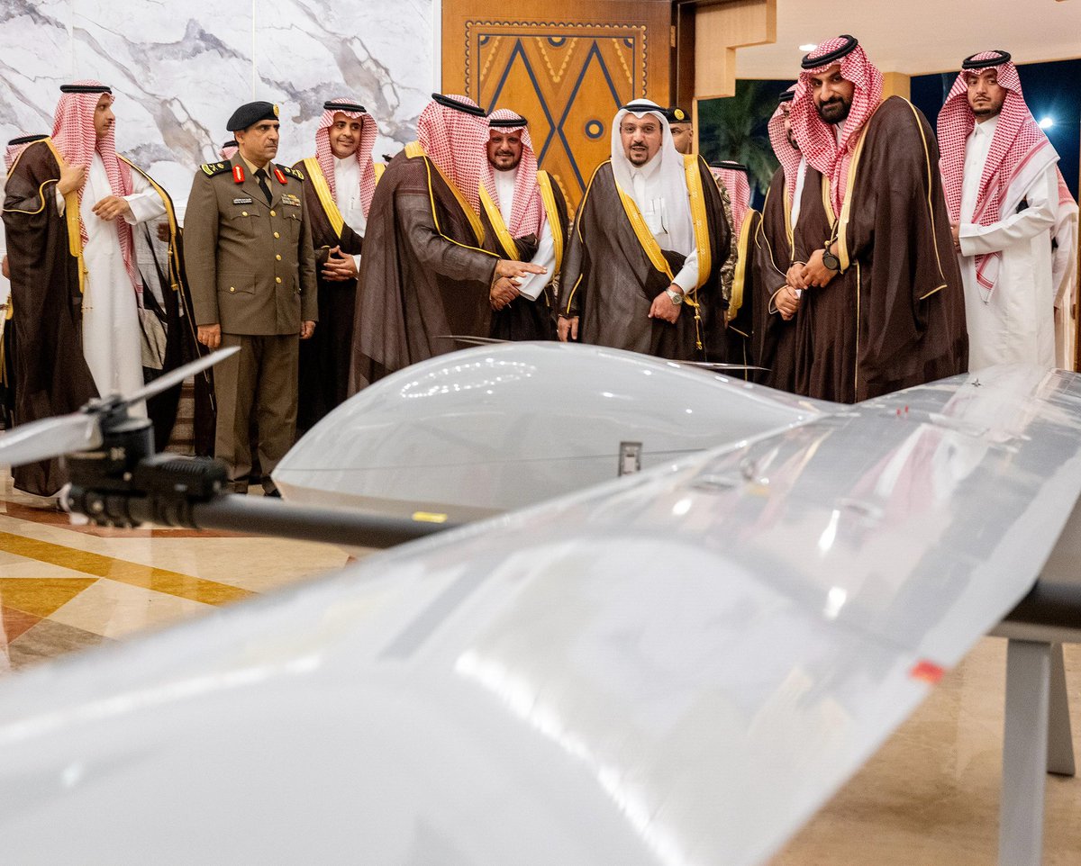 UDef_sa's tweet image. تشرفنا بلقاء سمو الأمير الدكتور فيصل بن مشعل بن سعود بن عبدالعزيز آل سعود #أمير_منطقة_القصيم ، ونتقدم بجزيل الشكر على دعمه واهتمامه خلال الجلسة العامة التي استعرضنا فيها إنجازات شركة دفاع المتحدة في مجال صناعة وتطوير الطائرات بدون طيار.