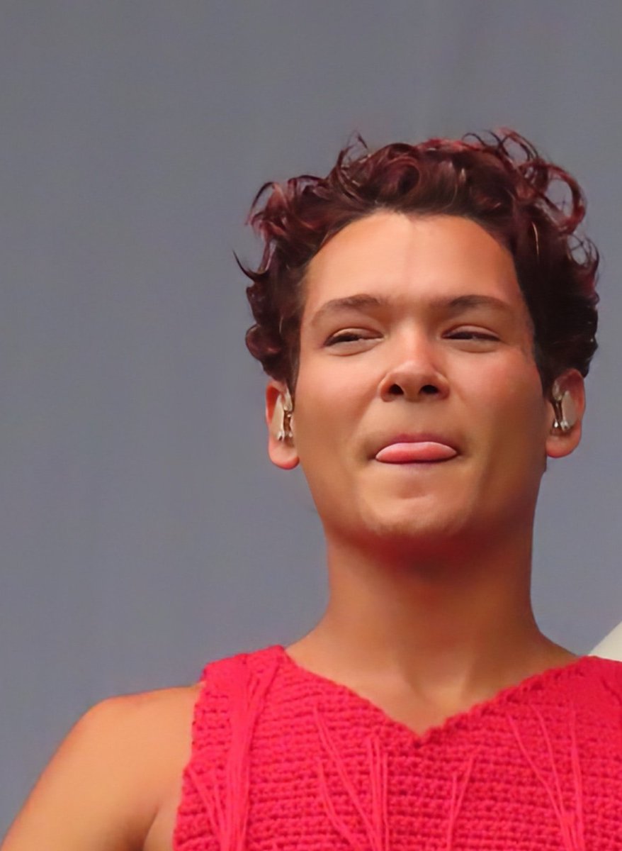 Some tongue action from Superbloom while waiting for Omar to make TikTok work (featuring the infamous 🐝)