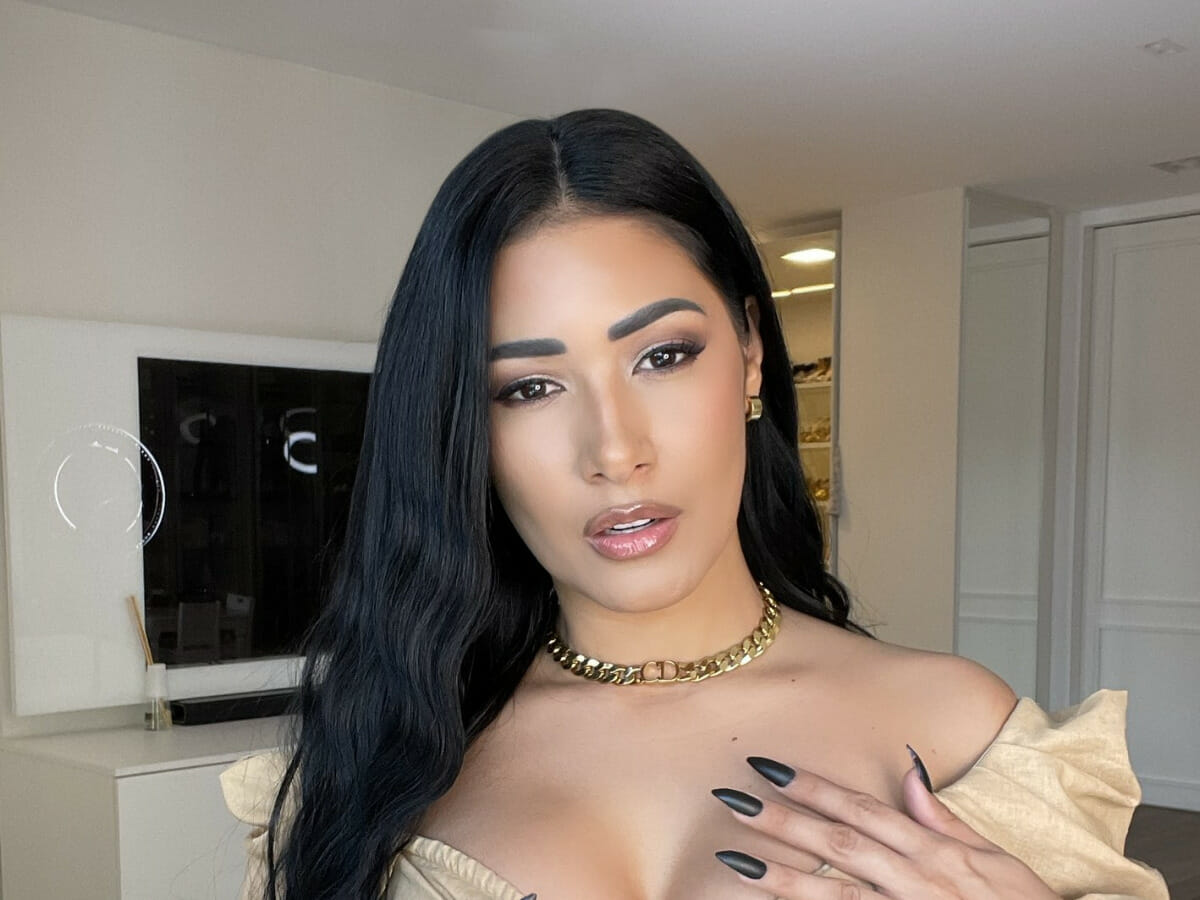 ObsFamosos's tweet image. #Simaria sensualiza com body nude coladinho e faz clima esquentar
CONFIRA: is.gd/raCke5