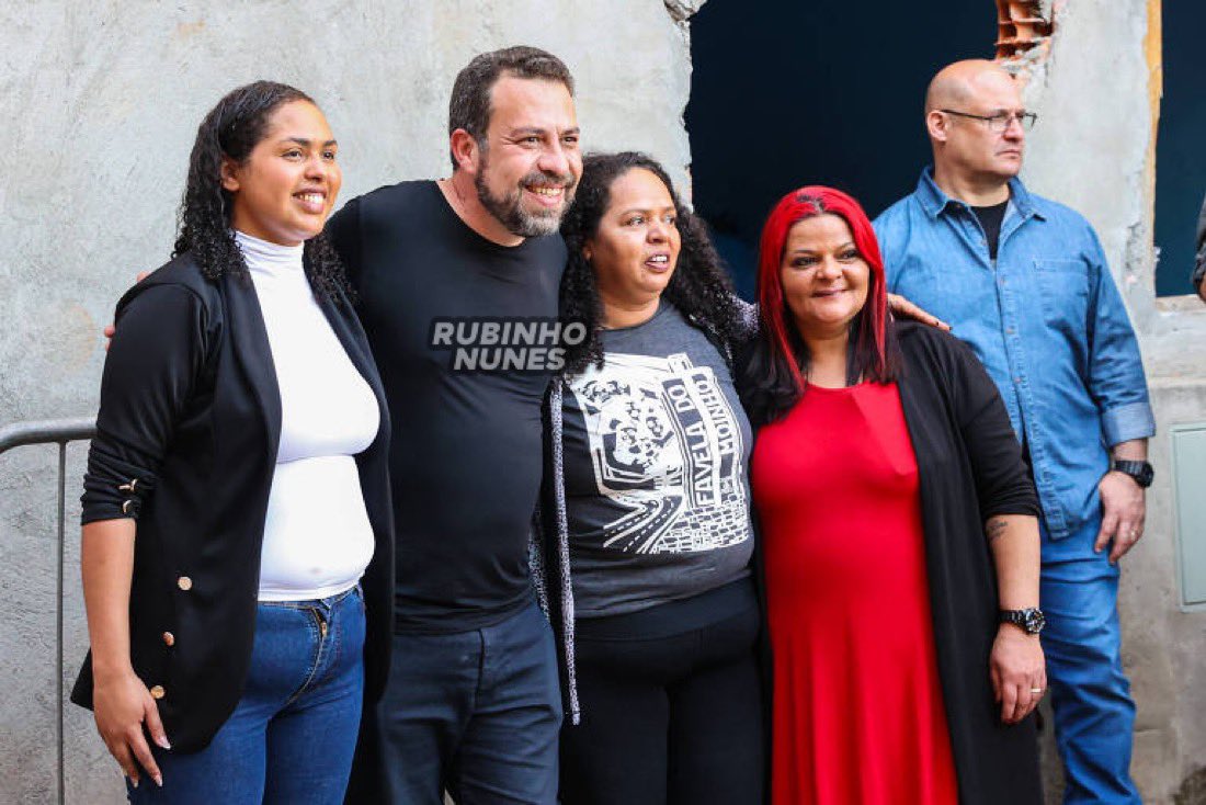 nikolas_dm's tweet image. Essa mulher que o Boulos está abraçando é a mesma que foi presa hoje em uma operação contra o PCC? E mais: o Boulos já tirou foto com a dama do tráfico? @grok