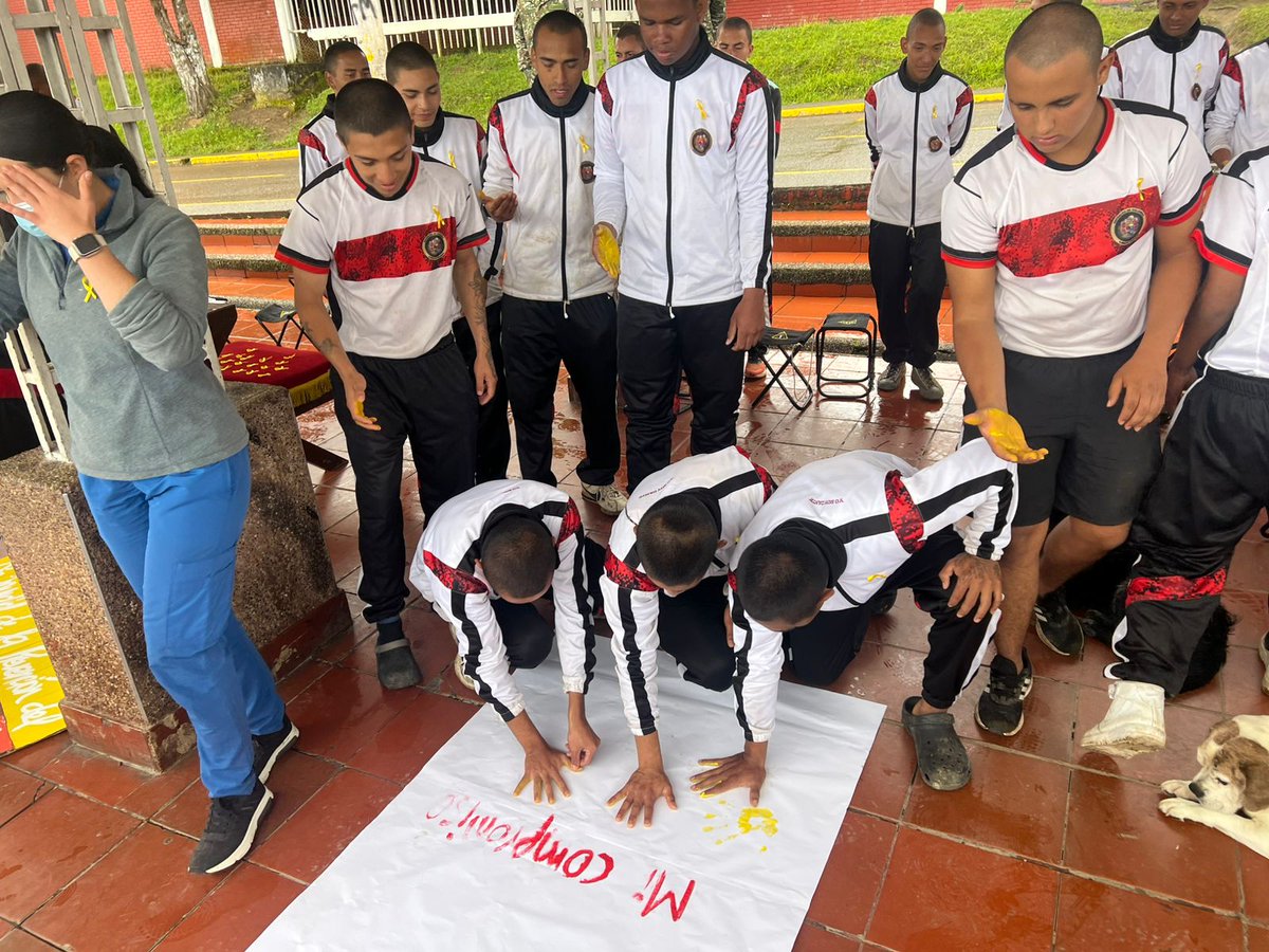 Ejercito_Disan's tweet photo. 💛 En Ubalá, #Cundinamarca, se desarrolló una capacitación liderada por psicología en prevención del suicidio, señales de alarma, manejo de crisis y solución de problemas, fortaleciendo la salud mental del personal militar. 
#PorNuestrosSoldados https://t.co/ctz8SvYEVe