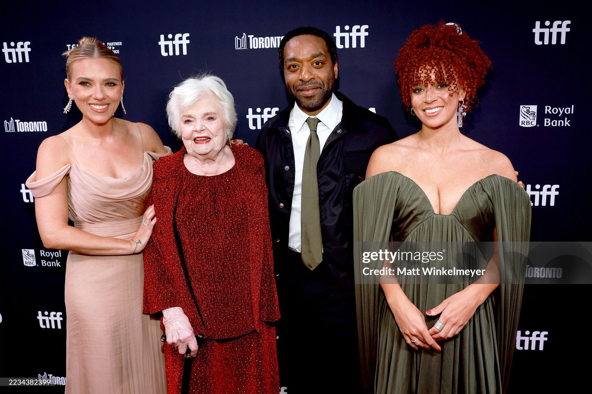 👠 | Erin with Scarlett Johansson, June Squibb and Chiwetel Ejiofor at the  premiere of 'Eleanor The Great' at #TIFF., image size:1200x800