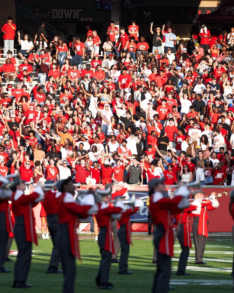 UHCougars's tweet image. UH students, you ready for Friday?! 

Be in your seats EARLY! 

🎟️ » uhcougars.com/studenttickets