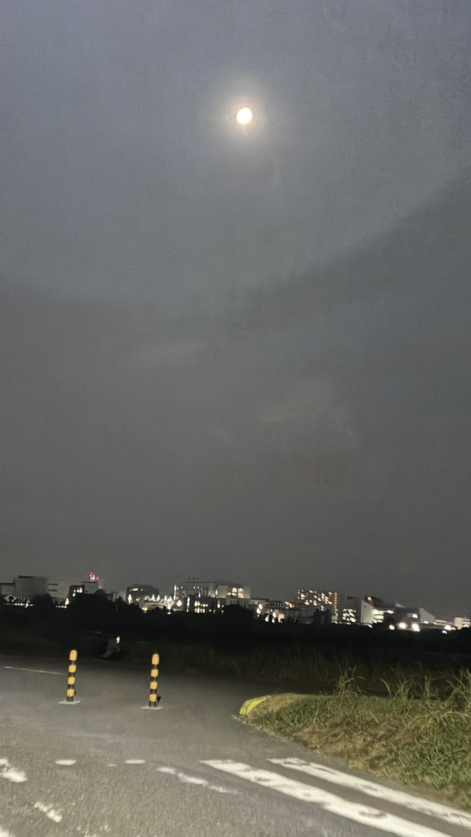 &lt;#59 帰宅と月🌕&gt;

昨日、帰りにみた
お月様🌕

とにかく、月が煌々と
照らす、夜でした

「涼しさと
輝く月に
拝む君」

煌々と輝く月に
願いを託したくなり
ました。

明日もいい日に！

#帰宅 #俳句 #haiku ＃月 ＃六郷土手
#星に願いを #秋体験  #大田区