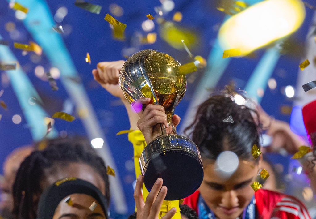 تتويج الأبــ🟡ـطــ🔵ــال 🏆

#كأس_السوبر_السعودي_للسيدات ⚽️