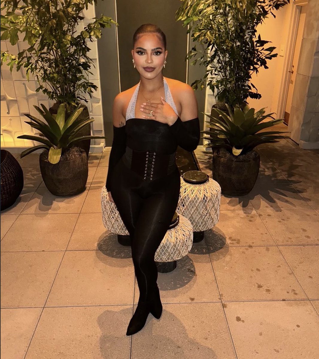 EVILANGELDIVA's tweet image. Date night activities. 🖤👩🏾‍❤️‍💋‍👨🏾
@ChosenByEros