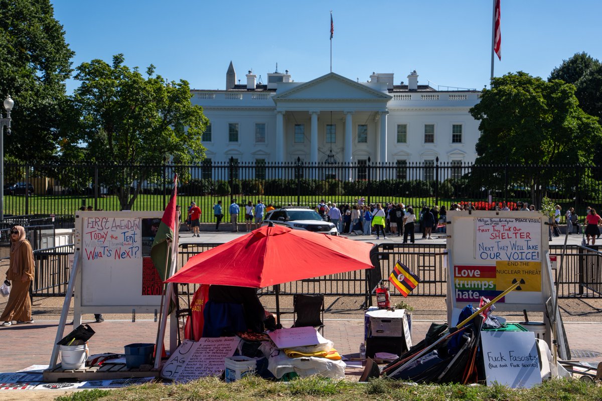 🚨 UPDATE: The White House has REMOVED the leftist blue tent set up outside per President Trump's orders, but it has been REPLACED with the same people with a red umbrella instead.

📸 <a href="/PenguinSix/">Andrew Leyden</a>