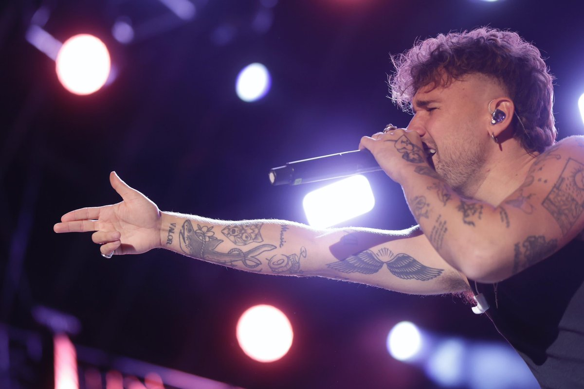 💥 Llenazo espectacular en la Plaza Mayor de #Valladolid con el pedazo de concierto de <a href="/DaniFdez/">Dani Fernández D.</a> 🎶 

Una noche mágica que quedará grabada en las Fiestas de la Virgen de San Lorenzo.

¡¡Y que dure este minuto 100 años más!!

#fiestasVLL2025