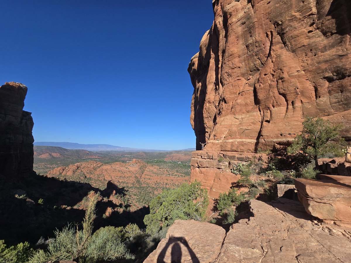 MagicFlyNPotato's tweet image. Sedona, AZ is absolutely beautiful! (There is a person on the mountain side of the 4th picture....for scale)
#SedonaAZ #bellrock #DevilsBridge #CathedralRock