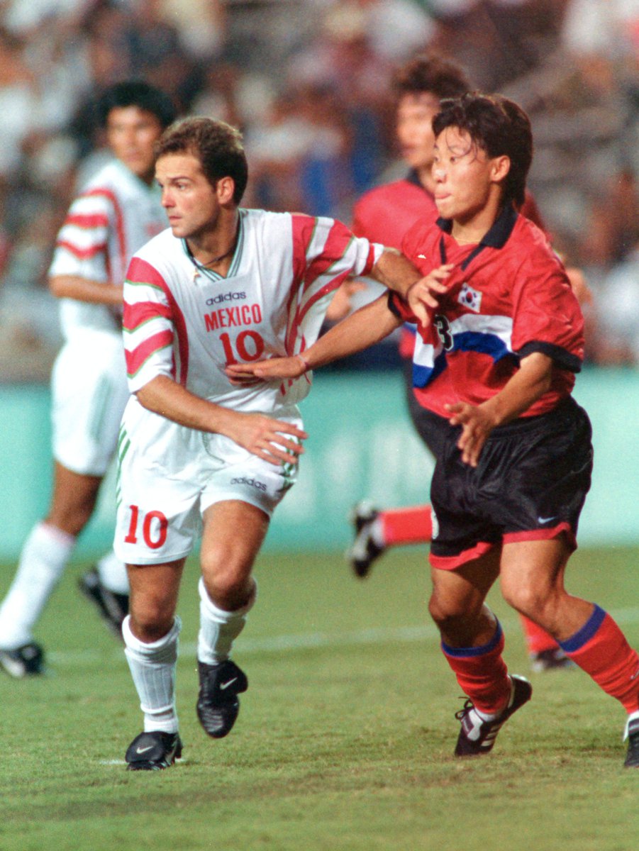 El Doctor García jugando contra Corea del Sur en los Juegos Olímpicos de 1996.