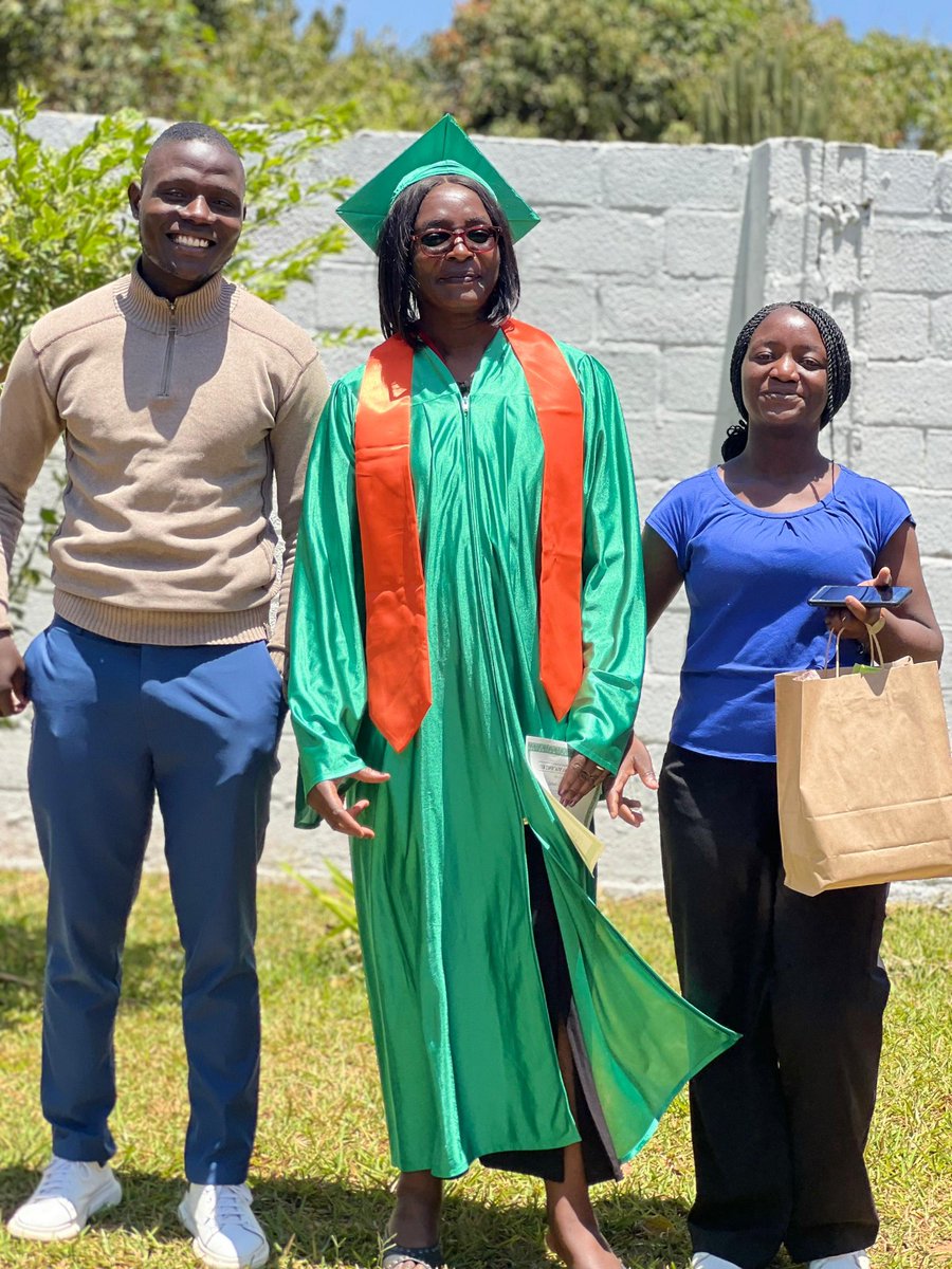 MLeslamar's tweet photo. The Reason I have to do My whole best ..is because of ....Mama and my whole family 💜 Alhamdulilah https://t.co/P3hBQ9NJl0
