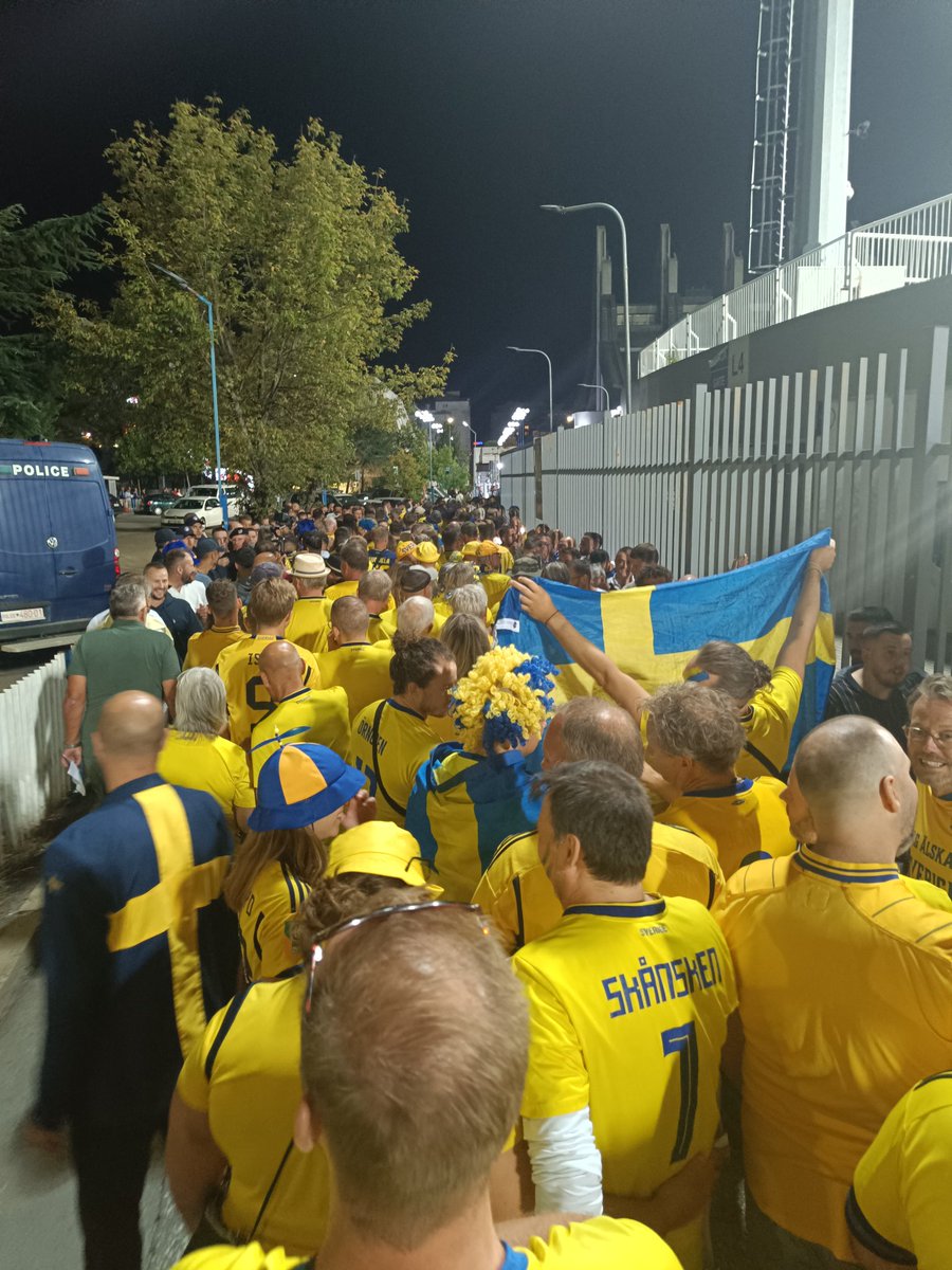 Kan säga att känslan här i Pristina är liiiite sämre än innan match. Folk ger bort biljetter inför Schweiz och vill aldrig mer se laget. JDT kommer såklart försvaras av förbundet, alla andra kommer skrika avgå