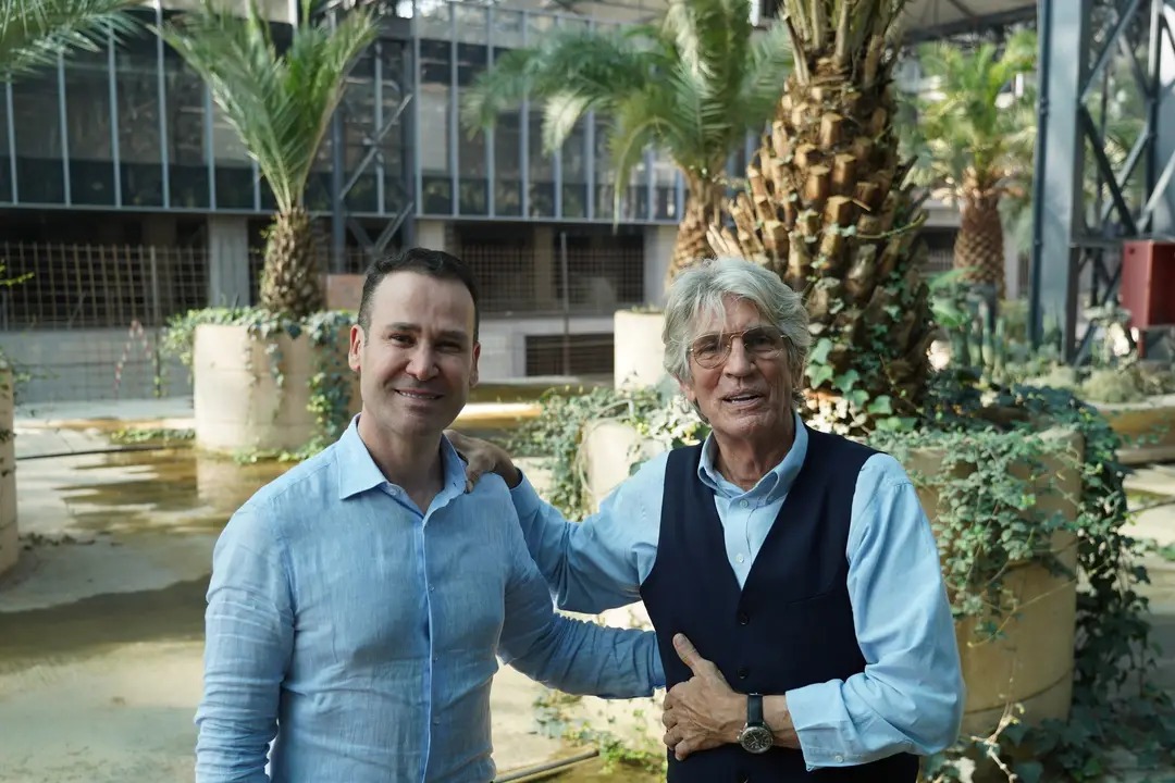 Daca nu traim intr-o simulare atunci cum explicati ca Robert Negoita l-a invitat pe Eric Roberts sa vada cum si-a construit plantatie de banane in fosta hala Laminor?