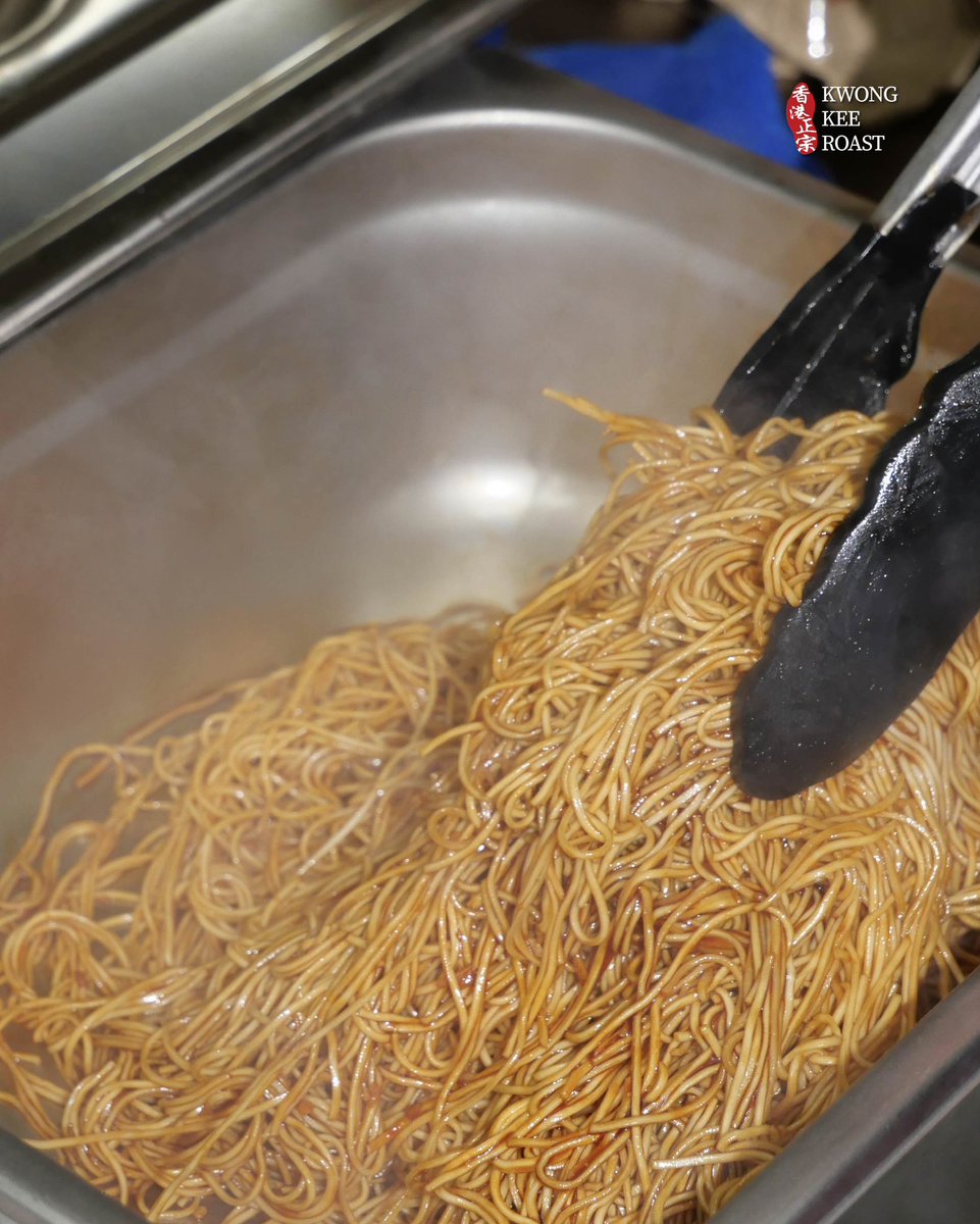 Not-so-secret anymore... Kwong Kee got your noodle craving 🍜✨

ผัดหมี่ฮ่องกง หอมกลิ่นกระทะ เส้นเหนียวนุ่ม ใครสายเส้นห้ามพลาด! มีให้เลือกทั้ง หมูแดง หมูกรอบ และไก่ต้มซีอิ๊ว เลยน้า

🕚 Open: Monday to Saturday at 11:00 AM – 20:00 PM
📌 Closed: Every Sunday
👉🏻 Now available on