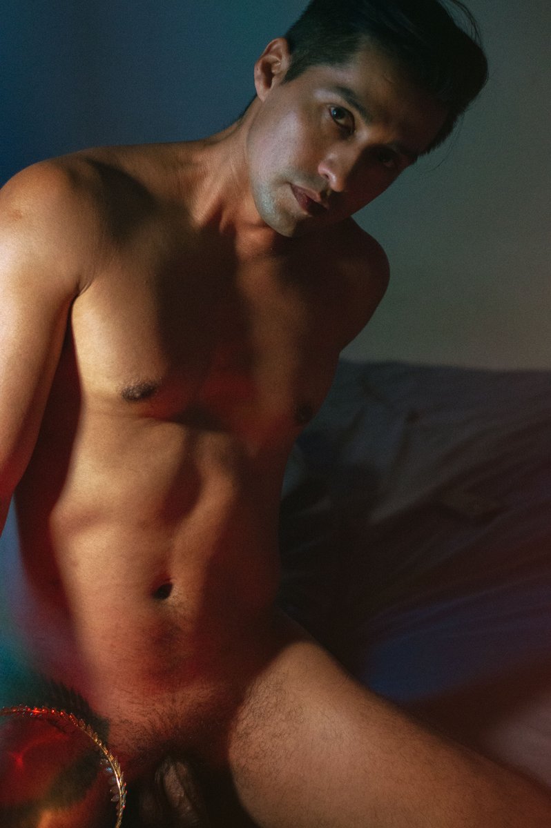 Brent, Hueso Boy 17.
Tarde o noche, da igual… porque cuando se quitan los calzones, nos calienta.
¿Tú cómo vas a pasar esta noche?