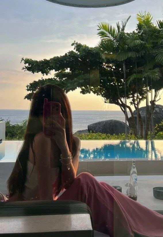 MirDirectioner2's tweet image. People will come and go in life but the person in the mirror will be their till the end of life. So be good to yourself. 🥰