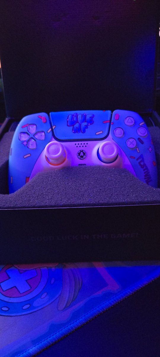MandoJoeTV's tweet photo. Let me tell you the excitement I had when I found out my custom @StreamWithMeld #LiveAFFest controller from @AimControllerss showed up today! New favorite controller no doubt 🎮 https://t.co/ZBhBmsvXlV