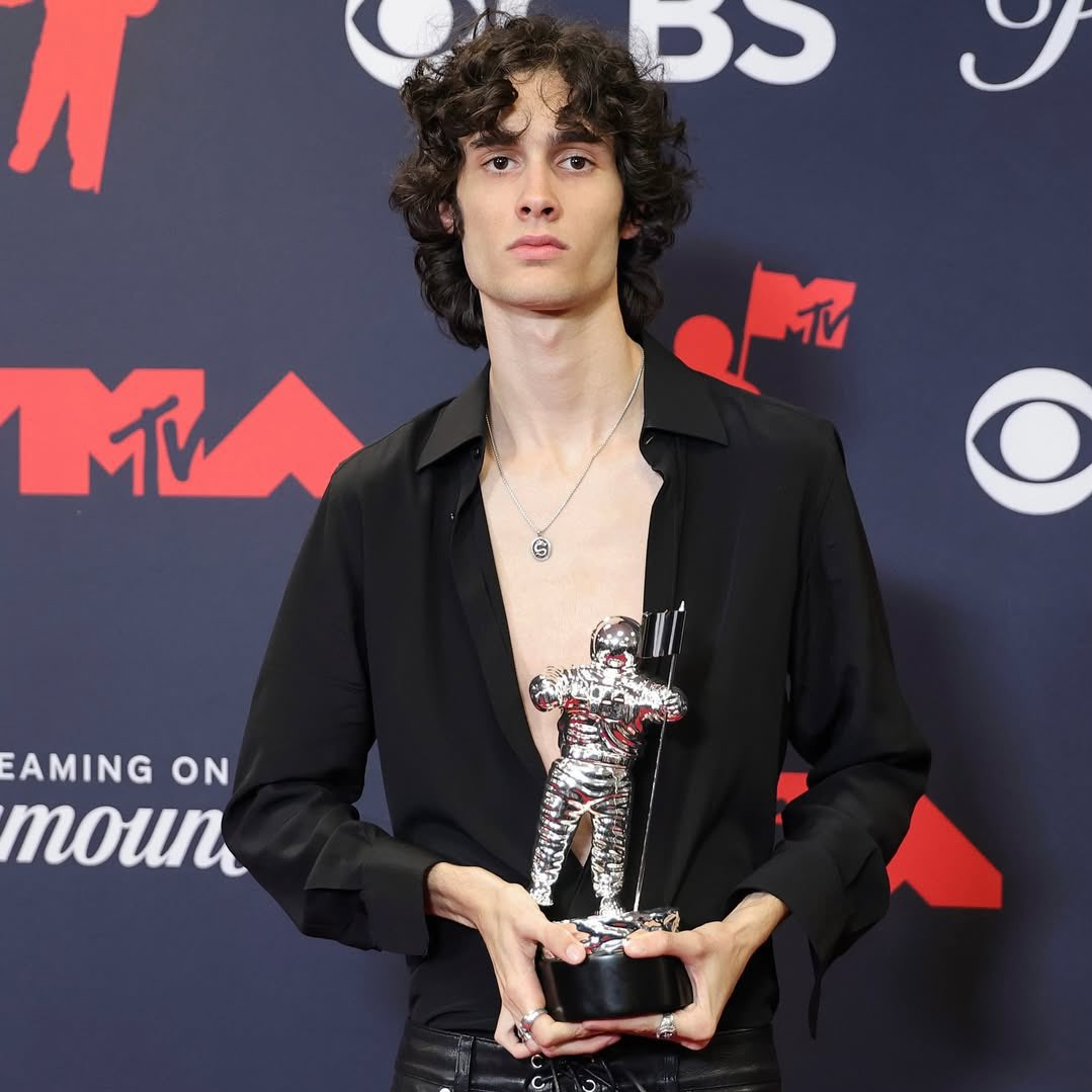 Sombr sobre performar no #VMAs:

“Fiquei assustado porque olhei para o lado e vi Ariana Grande.”