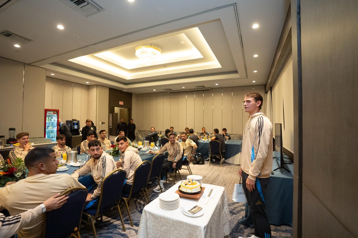 Argentina's tweet photo. #SelecciónMayor La delegación albiceleste 🇦🇷 saludó a Nico Paz en el día de su cumpleaños. 

¡Muchas felicidades! 🎉 🎂🎁 https://t.co/VLzJRkcsdX