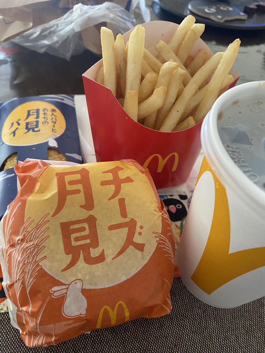 Qoo13598889's tweet image. #マック月見バーガー🍔
#昼飯
 仕事の日は弁当作ってるから
ボッチ休みの日は作らない