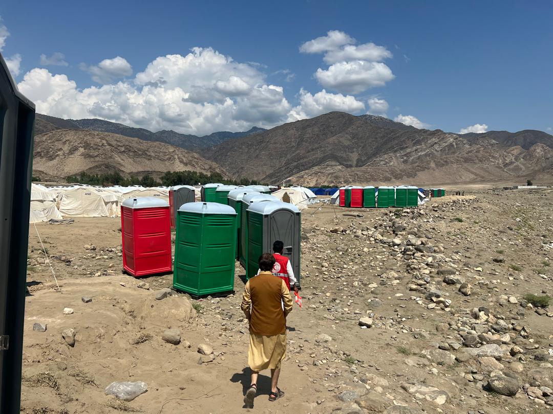The ARCS volunteers are working tirelessly to set up camps for families who lost everything in the #Kunar earthquake 7 days ago &amp; are in urgent need of shelter.

<a href="/ICRC_af/">ICRC Afghanistan</a> is supporting the ARCS operation with tents, portable latrines, essential non-food items and bottled water.
