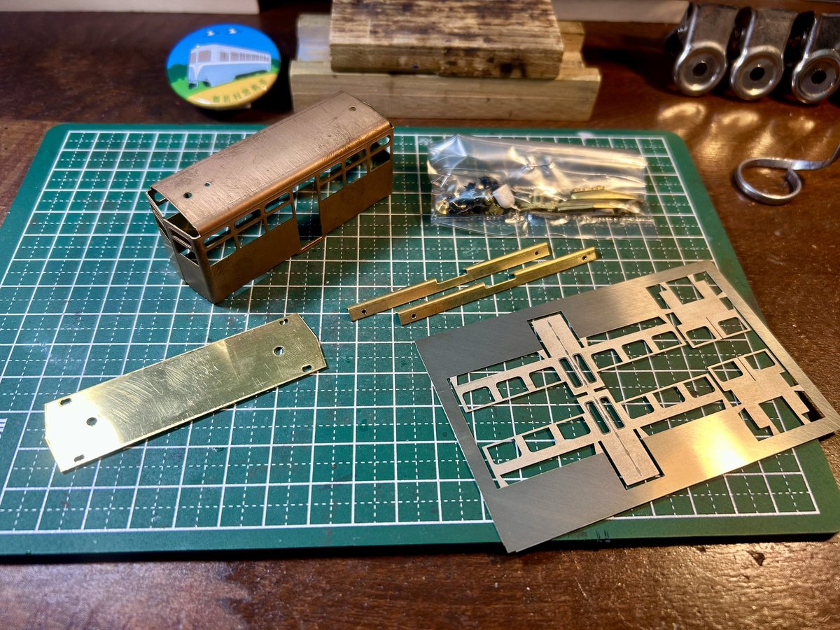SugiTennensui's tweet photo. モデルワーゲン製、浜中の釧路製牽引客車の工作を始めました！
客車なのでキット内容はシンプル♪
ドアと窓枠をはんだ付けし、おでこ取付妻面合わせをしハンダをモリモリにして地道に削り面とおでこをなだらかにしました！ https://t.co/imWbUPEWss
