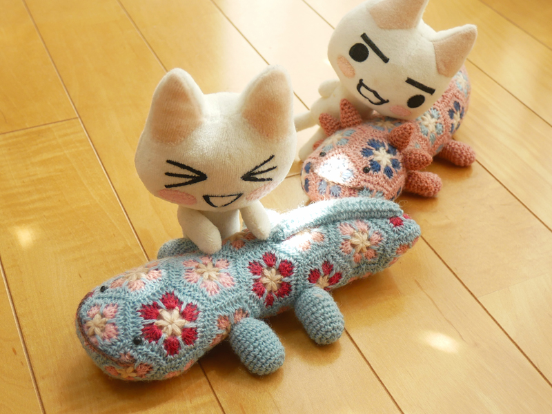 モチーフつなぎのあみぐるみを日々研究していたころ作ったオオサンショウウオ（とウーパールーパー）のあみぐるみは、今でもお気に入りで近くに置いています☺️
#オオサンショウウオの日