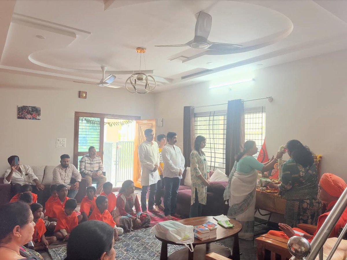 basavayogi8's tweet photo. ಅಕ್ಟೋಬರ್ 5 ರಂದು ���ೆಂಗಳೂರಿನ ಅರಮನೆ ಮೈದಾನದಲ್ಲಿ ಜರುಗುವ "ಬಸವ ಸಂಸ್ಕೃತಿ ಅಭಿಯಾನ" ಸಮಾವೇಶದ ಪ್ರಚಾರ ಕಾರ್ಯಕ್ರಮವು ಬೆಂಗಳೂರಿನ "ಕುಂಬಳಗೋಡಿ"ನಲ್ಲಿ ಪರಮಪೂಜ್ಯ ಸದ್ಗುರು ಬಸವಯೋಗಿ ಸ್ವಾಮೀಜಿಯವರ ನೇತೃತ್ವದಲ್ಲಿ ಜರುಗಿತು.
#BasavaSamskrutiAbhiyana #SamskrutikaNayaka #Basavanna #basavannastatue #trending #vachan https://t.co/XfhJRZWoBH