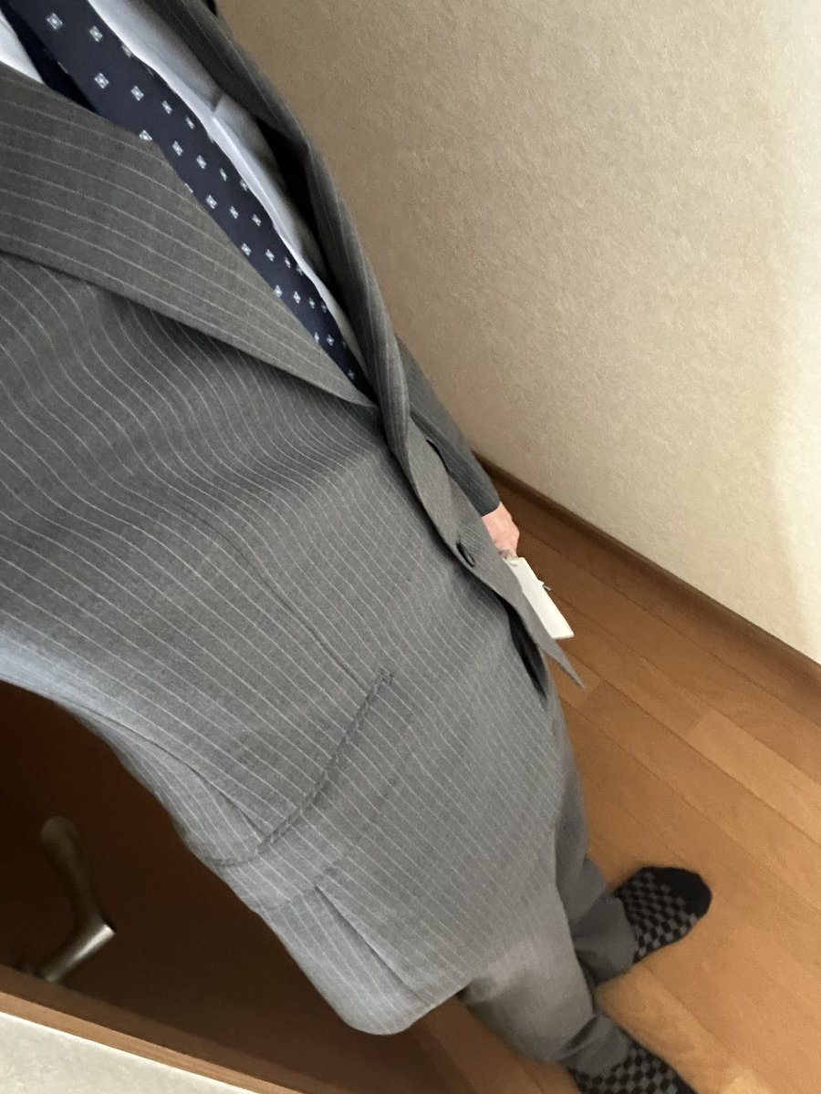 今日は勝負の日なので勝負スーツ着ました🐶(商談の時しか着ないやつ)