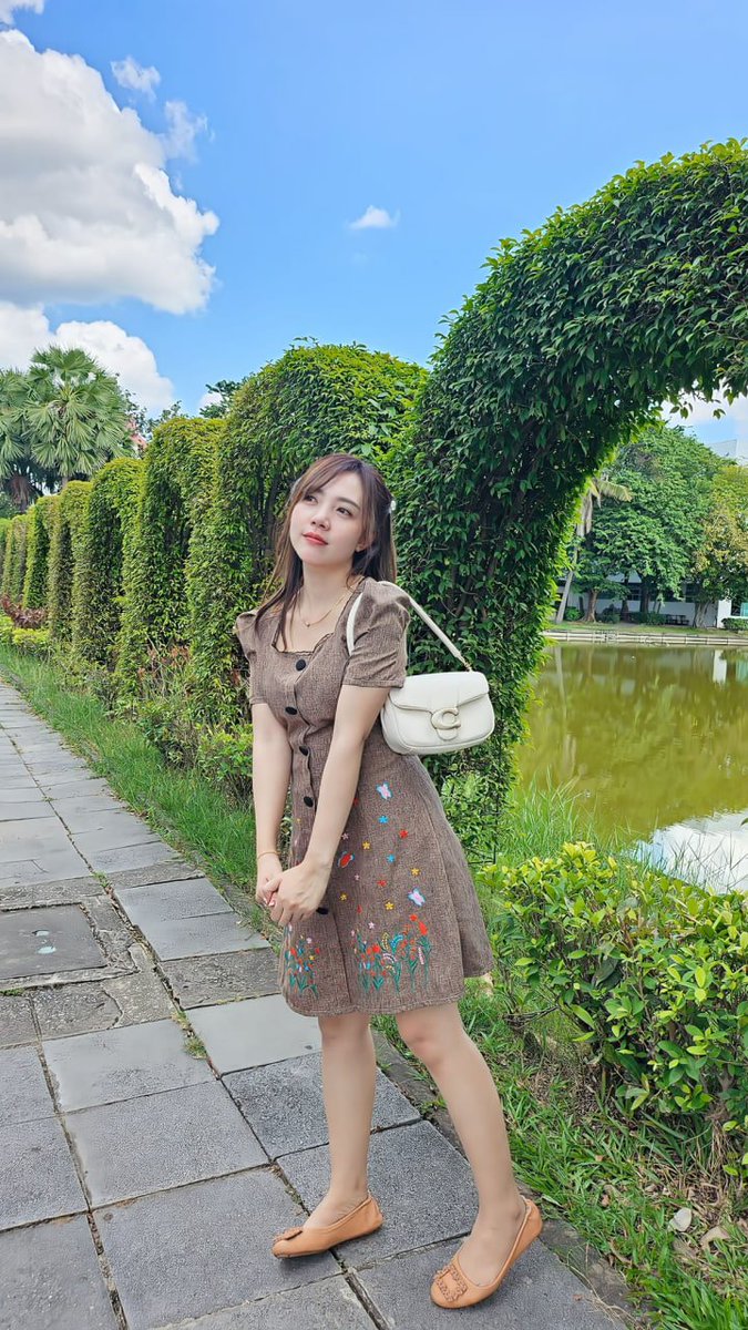 จันทร์-ศุกร์ เป็นคุณครูจันทร์-ศุกร์ เป็นคุณครู  
เสาร์-อาทิตย์ เป็นคนโสดค่ะ