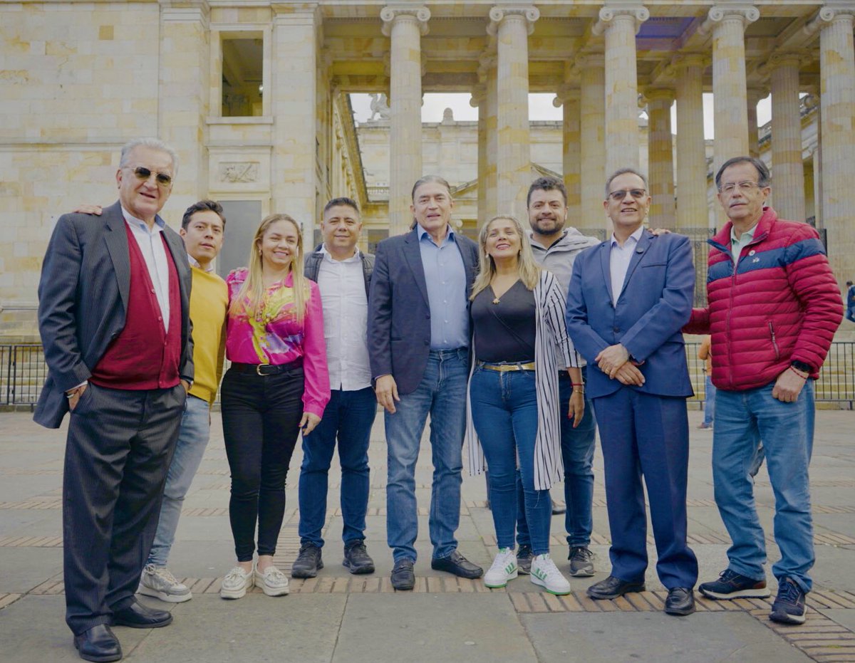 GustavoBolivar's tweet photo. PRIMERA BANCADA PROCONSTITUYENTE
Cerca de 25 Precandidatos al Senado y a la Cámara de toda Colombia que apoyan la aspiración presidencial de Gustavo Bolivar, nos declaramos en bancada constituyente, en apoyo a la propuesta del Presidente Petro de llamar al pueblo para que con su firma y su voto materialicen las Reformas Constitucionales que necesita Colombia en 2026 y que un Congreso cooptado por la corrupción y las élites económicas se han negado a hacer. 
RT Vamos por el 55/86.
Con mayorías en el Congreso profundizaremos los cambios.