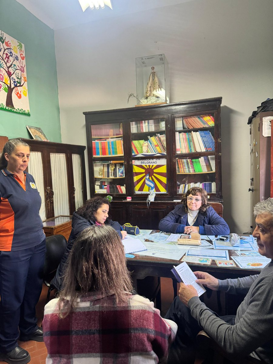 Visité la Escuela N° 259 Gral. Belgrano para conocer la nueva edición de “Pequeñas voces, grandes sueños”, un libro escrito e ilustrado por los alumnos del primario. Un proyecto que refleja creatividad, compromiso y amor por la educación.