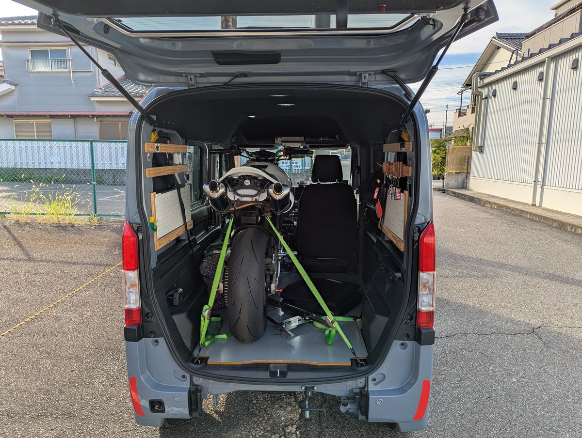 クラッチさんの朝ポスト☺

昨日は城戸塾前最後
のバイク整備
ブレーキバットをVesrah(ベスラ)に
交換しました✨
ベスラのブレーキパット裏面
綺麗な真っ平らで好感持てます
昔は定盤の上で擦り合わせをしてから装着していましたが
今回そのまま装着します😁
そして鬼門の6POTキャリパーのエア抜き