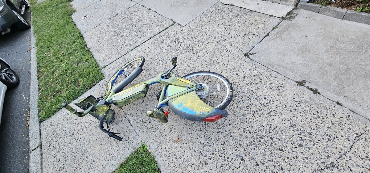 andrerivera801's tweet photo. @CitiBikeNYC one of your missing bikes was found by my house please pick it up corner of 231 Street and Grenada Place. in the Bronx https://t.co/vVxdipEXs9