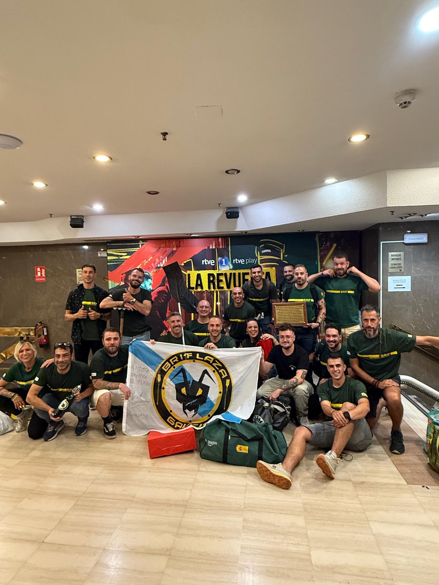 Diario de un Bombero (@briflaza) on Twitter photo SIN PALABRAS!aún nos tiemblan las manos.Gracias a todo el equipo <a href="/LaRevuelta_TVE/">La Revuelta</a> y <a href="/davidbroncano/">David Broncano</a> por darnos visibilidad,hoy somos un poco más conocidos y gracias a la sociedad en general por el apoyo.Más derechos laborales para los bomberos y reducción d la jornada laboral ya! SIN PALABRAS!aún nos tiemblan las manos.Gracias a todo el equipo <a href="/LaRevuelta_TVE/">La Revuelta</a> y <a href="/davidbroncano/">David Broncano</a> por darnos visibilidad,hoy somos un poco más conocidos y gracias a la sociedad en general por el apoyo.Más derechos laborales para los bomberos y reducción d la jornada laboral ya!