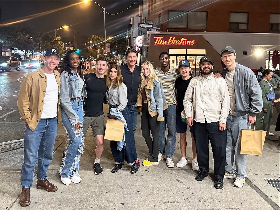 📸 | Brian J. Smith ao lado dos atores e atrizes da série #VoughtRising em Toronto no mês passado. 

Da esquerda para direita: Will Hochman, Kiki Layne, Brian J. Smith, Aya Cash, Jensen Ackles, Elizabeth Posey, Jorden Myrie, Mason Dye, Ricky Staffieri e Nicolò Pasetti 🎬