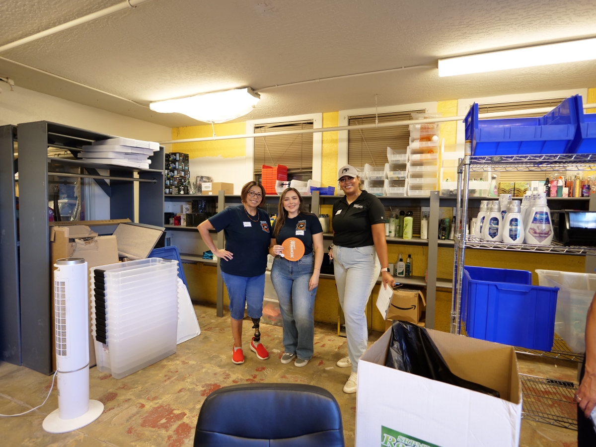NAC_Phoenix's tweet photo. Thank you Desert Financial Credit Union volunteers for your amazing efforts during today's donation inventory event at NAC's Stepping Stone Place! ❤️ #ThankYouVolunteers #NACcommunity #DFCU #Teamwork https://t.co/UzwHZuCjhd