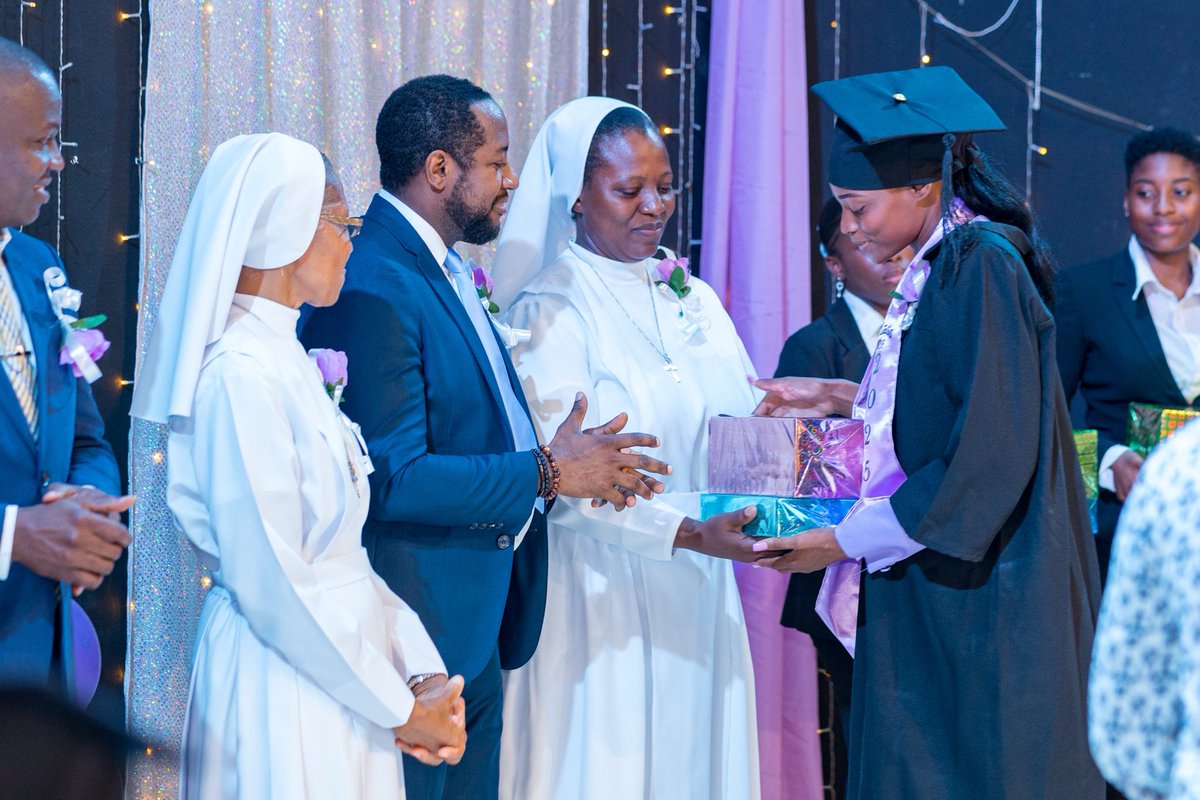 etzeremile's tweet photo. 🔵🔴 Très honoré d’avoir été choisi par l’École Hôtelière Marie Auxiliatrice de la Congrégation des Soeurs Salésiennes de Don Bosco pour être le parrain des promotions Warriors et Phare. Je salue mes filleuls, qui sont désormais des diplomés en cuisine et pâtisserie, service de bar-restaurant et hébergement. Mes félicitations encore une fois. Je suis fier de vous. Du succès continu. Une salutation spéciale à la Directrice Soeur Mickerlyne Cadet pour son leadership. 🔵🔴