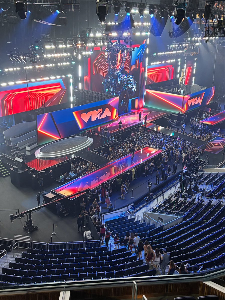 Joe_Amodio's tweet image. Bucket list item: Performing live w/ Busta &amp;amp; DJ Snake at last night’s MTV VMAs. I know, can you believe it’s taken us this long to collaborate?? #mtv #mtvvmas #cbs #audiodescription #a11y