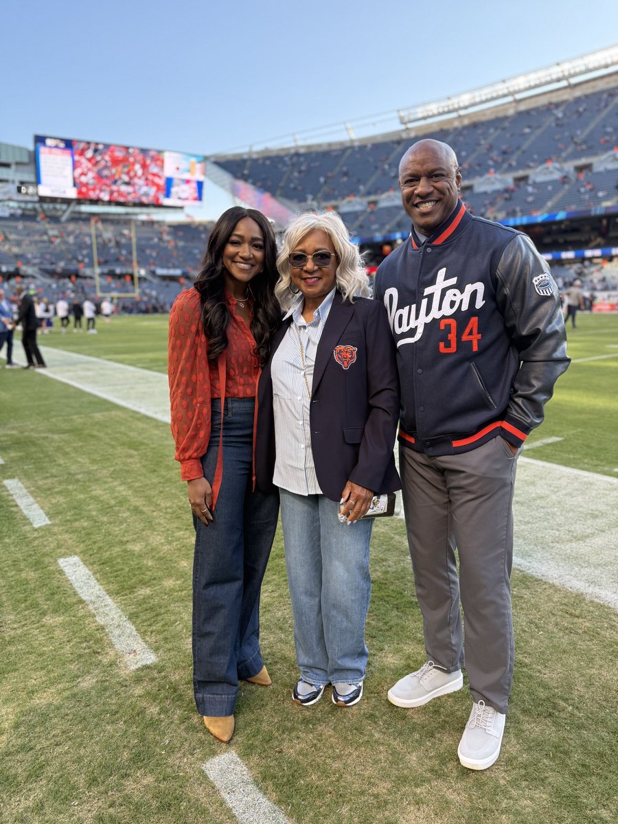 This is family biz. #Bears 

#MNF 🐻⬇️ 

🧥: <a href="/rootsoffight/">Roots Of Fight</a>