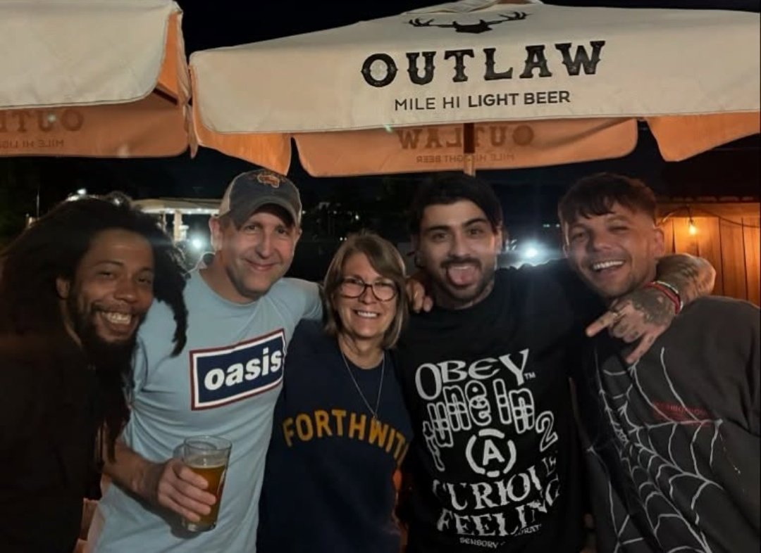 📲| “Shoutout to these two guys from the UK coming all the way out to see us last night. Thanks fellas!”

— Louis and Zayn went to see The Pond show via pondinfranklin.