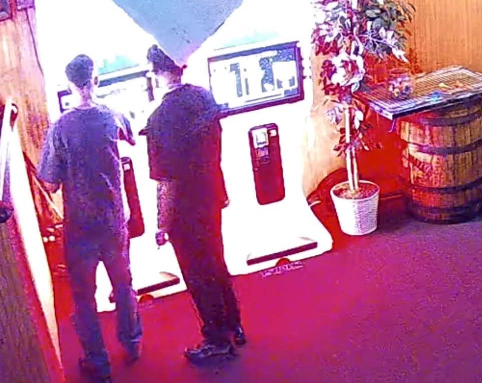 LTWorldUpdates's tweet image. Louis y Zayn mirando unas pantallas en un bar de Tennessee.