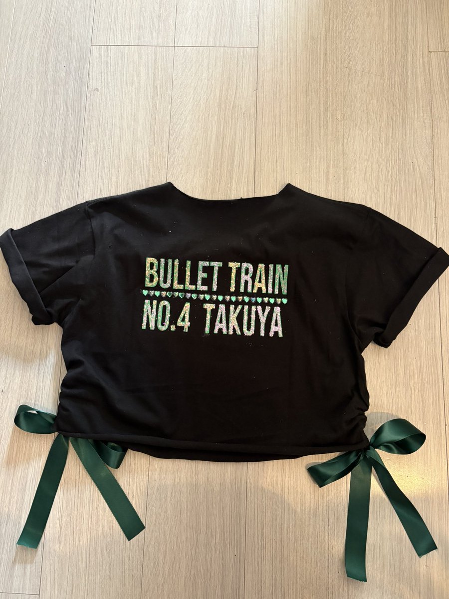 明日のファンミに備えてリメイクしてみたー💚💚💚💚
なんかコンセプトよくわかんないけど、まっいっか笑笑
ラメもやりすぎてちょっと汚くなってしまった💦
今日行かれる方楽しんできてください❣️

＃超特急
＃FAN MEETING 2025 
　10th anniversary
＃横浜BUNTAI
＃Tシャツリメイク