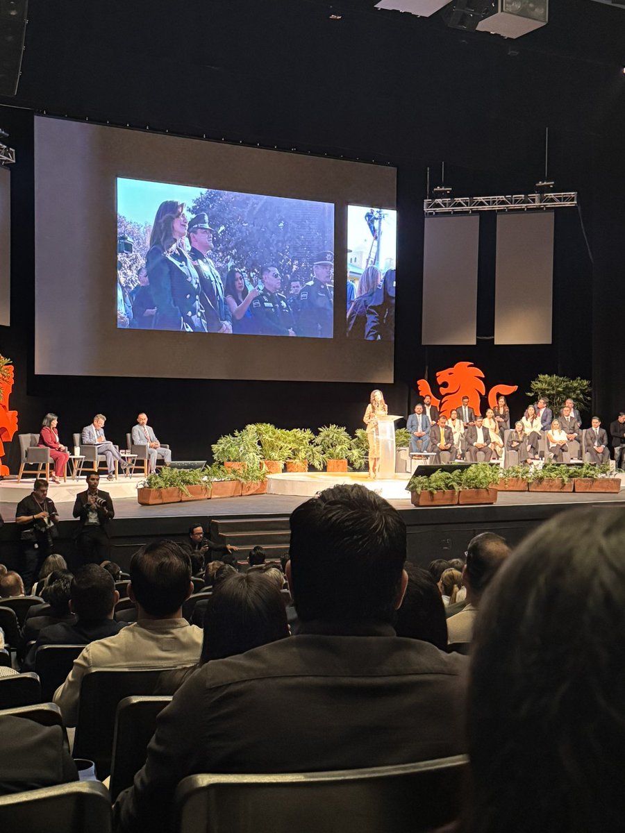 Quiero reconocer la labor de mi amiga <a href="/VeroDelgadilloG/">Verónica Delgadillo</a> como la primera Presidenta de nuestra ciudad; hoy quedó demostrado que con voluntad y creatividad se pueden lograr grandes cosas; enhorabuena por
Esta exitosa rendición de cuentas.
#GobernaresCuidar.
#EquipoGuadalajara!