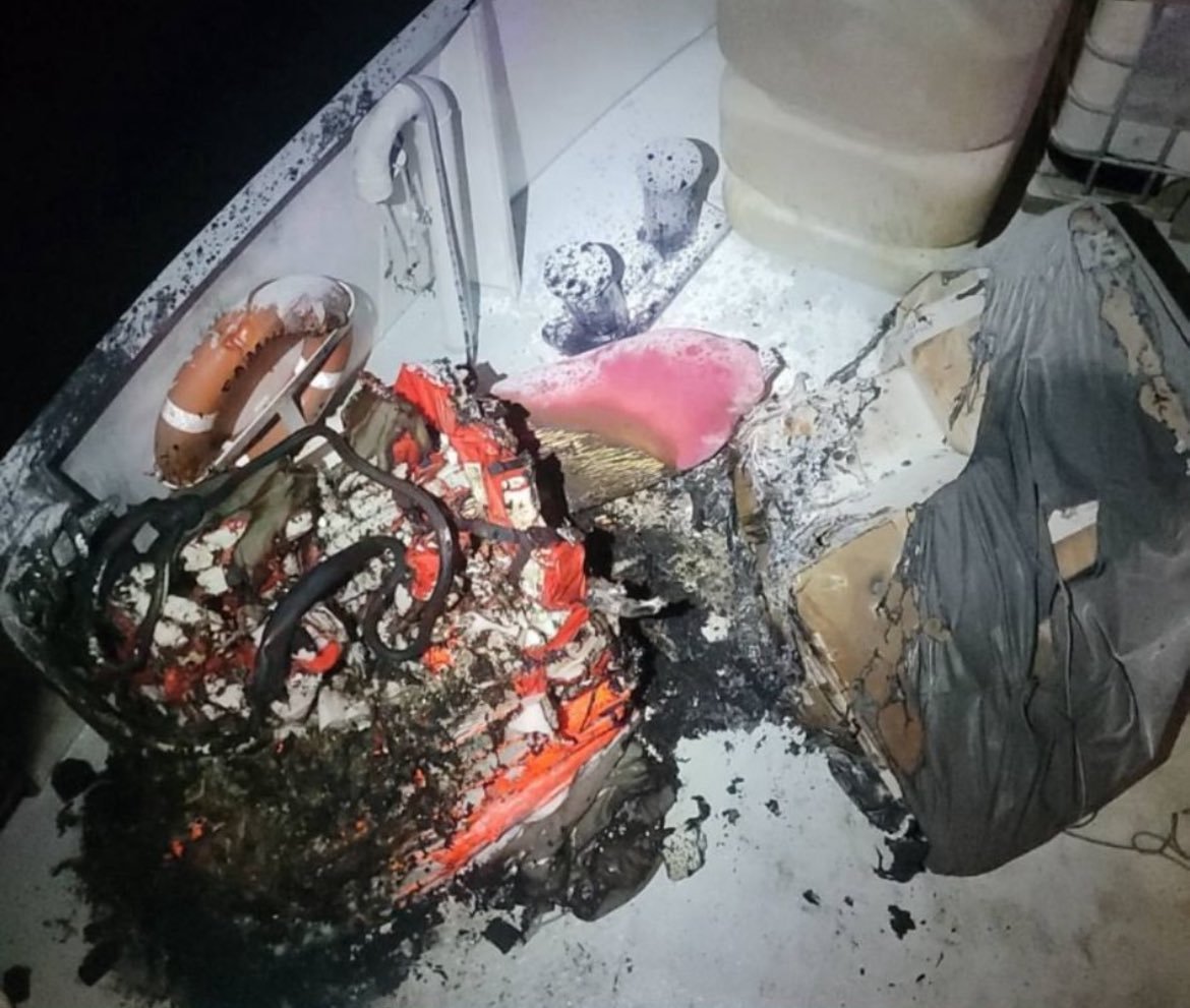 paramotornewss's tweet image. 💢 Küresel Sumud Filosu’nun ana gemisi Family, Tunus Limanı’nda bir drone saldırısına uğradı

📢 İsrail insansız hava aracının Family gemisinin üzerine alçalarak patlayıcı bıraktığı ve bunun gemide yangına yol açtığını bildirildi 

📌 Bu gemi, aktivist Greta Thunberg, Novara…